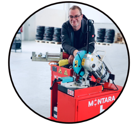 Techniker der MONTARA GmbH mit mobilem Rohrbiegegerät zum biegen, schneiden, entgraten und bördeln von Hydraulikrohren