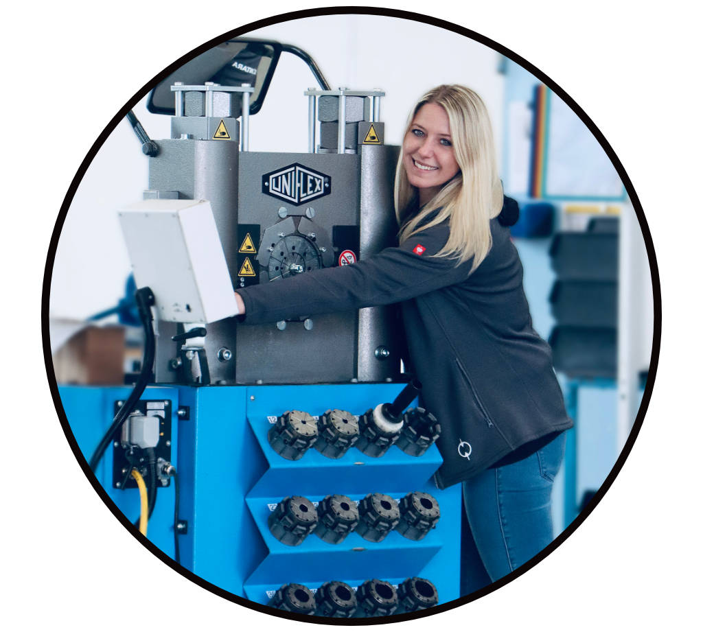 Schlauchverpressung an Hydraulikpresse. Ein Teil unseres Sortiments an Produkten für Hydraulik und Pneumatik