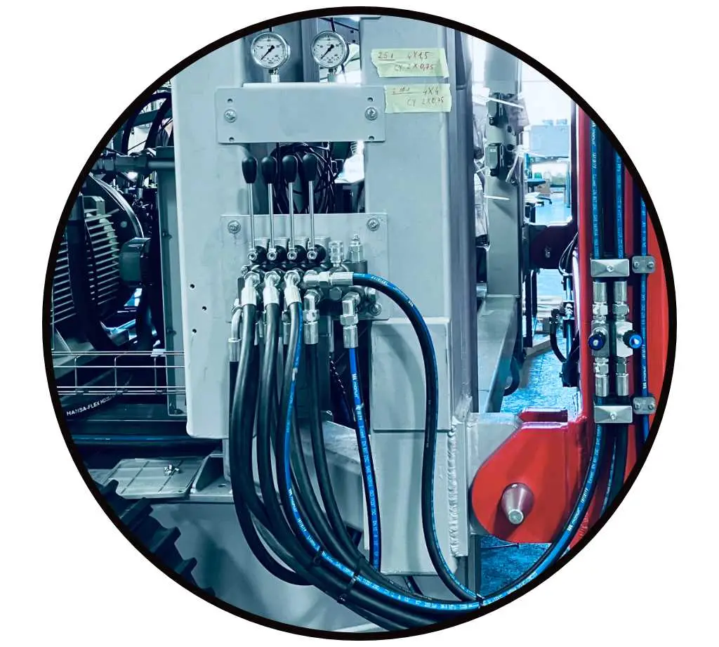 Hydraulik Wartung an einer Anlage mit Hydraulikschläuchen, Befestigungsschellen, Manometer, Ventilen und hydraulischem Steuerblock