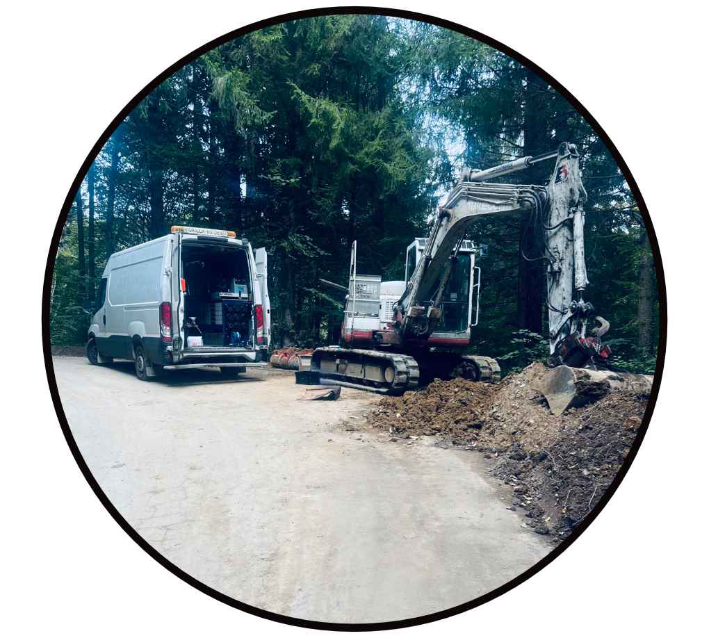 Hydraulik Notdienst Montagebus im Wald neben einem Bagger der an der Hydraulik repariert wird