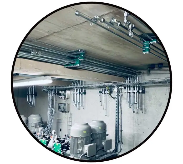 Hydraulikrohrinstallation mit Wand und Deckenführung befestigt mit Rohrschellen