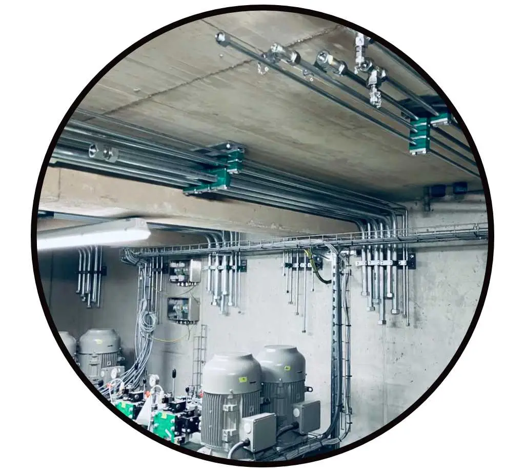 Hydraulikrohrinstallation mit Wand und Deckenführung befestigt mit Rohrschellen