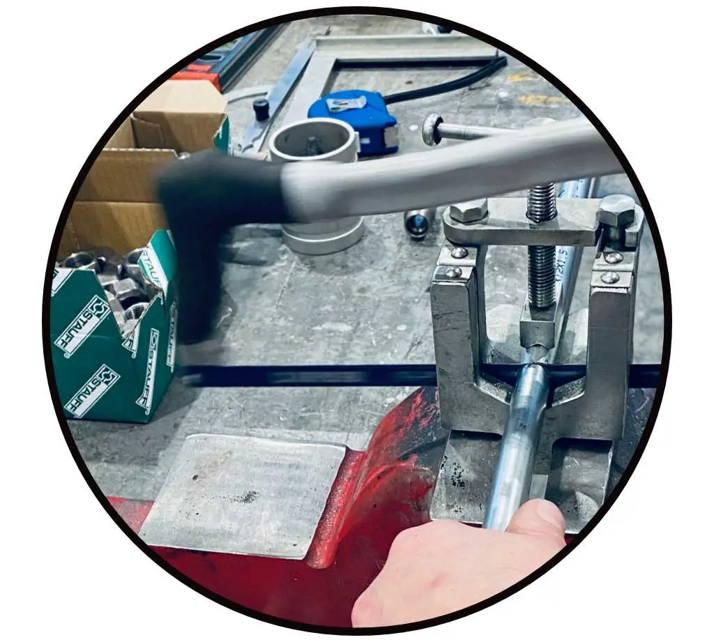 Sägen eines Hydraulikrohrs mit Absägevorrichtung eingespannt in einem Schraubstock