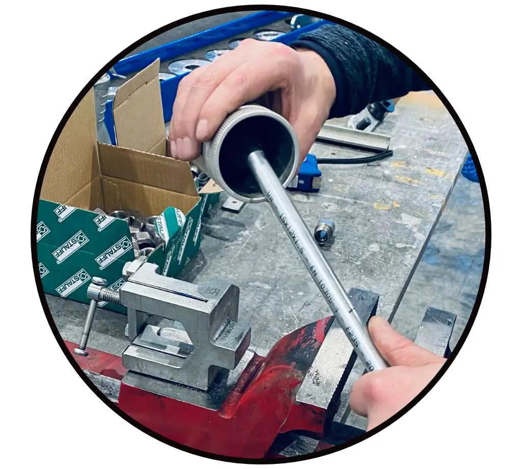 Entgraten eines Hydraulikrohrs mit Handwerkzeug