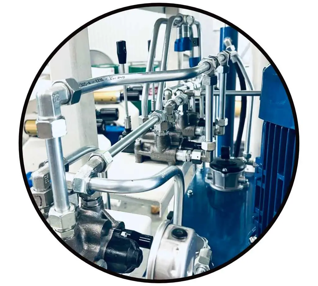 Installierte gebogene Hydraulikrohre an einem Maschinenaggregat