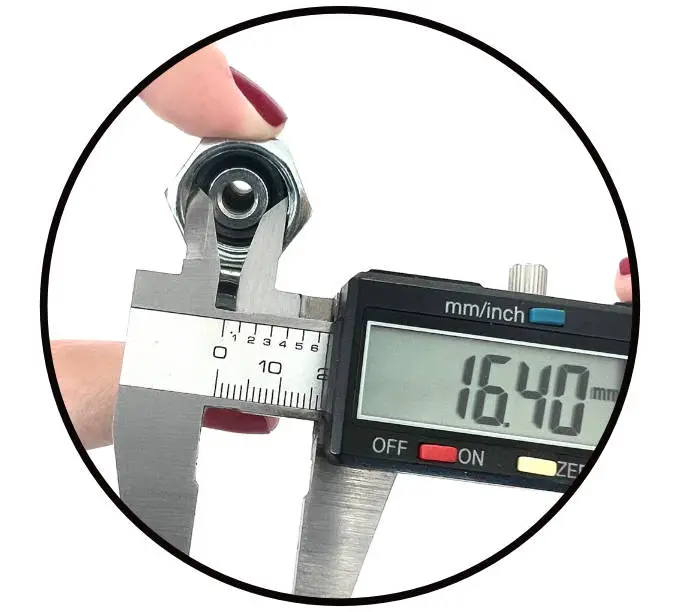 Auf diesem Bild wird das Innengewinde einer Hydraulikverschraubung mit einer Schiebelehre gemessen. Das Ergebnis zeigt 16,4mm. Es handelt sich hierbei höchstwahrscheinlich um ein M18 Gewinde.