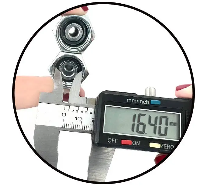 Auf diesem Bild wird das Innengewinde einer Hydraulikverschraubung nach DIN2353 mit einem Messschieber gemessen. Das Ergebnis zeigt 16,4mm und deutet somit auf ein M18 Gewinde hin.