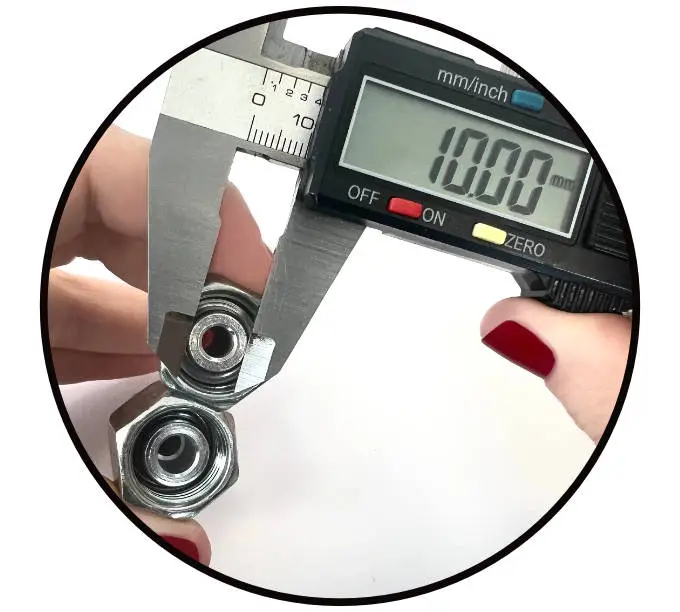 Auf diesem Bild wird der Dichtkegel einer Hydraulikverschraubung gemessen. Ein Messschieber zeigt das Ergebnis 10mm und deutet somit auf eine 10S oder 10L Verschraubung nach DIN2353 hin.