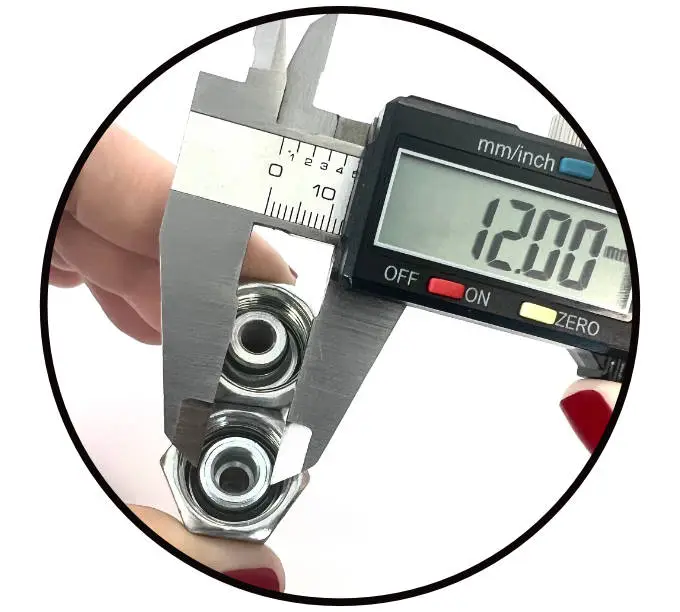 Auf diesem Bild wird der Dichtkegel einer Hydraulikverschraubung gemessen. Ein Messschieber zeigt das Ergebnis 12mm und deutet somit auf eine 12L Verschraubung der schweren Baureihe nach DIN2353 hin.