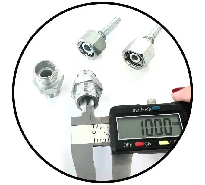 Auf diesem Bild ist ein Messschieber und eine Hydraulik Rohrverschraubung der schweren Baureihe 10S zu erkennen.