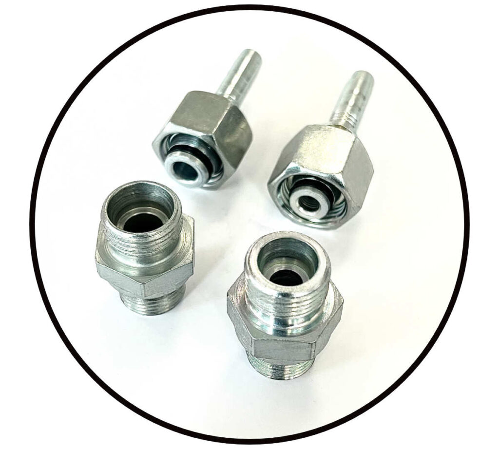 Hydraulikverschraubungen leicht vs. schwer auf einem Bild mit zwei einen Pressnippel mit 24 Grad Dichtkegel