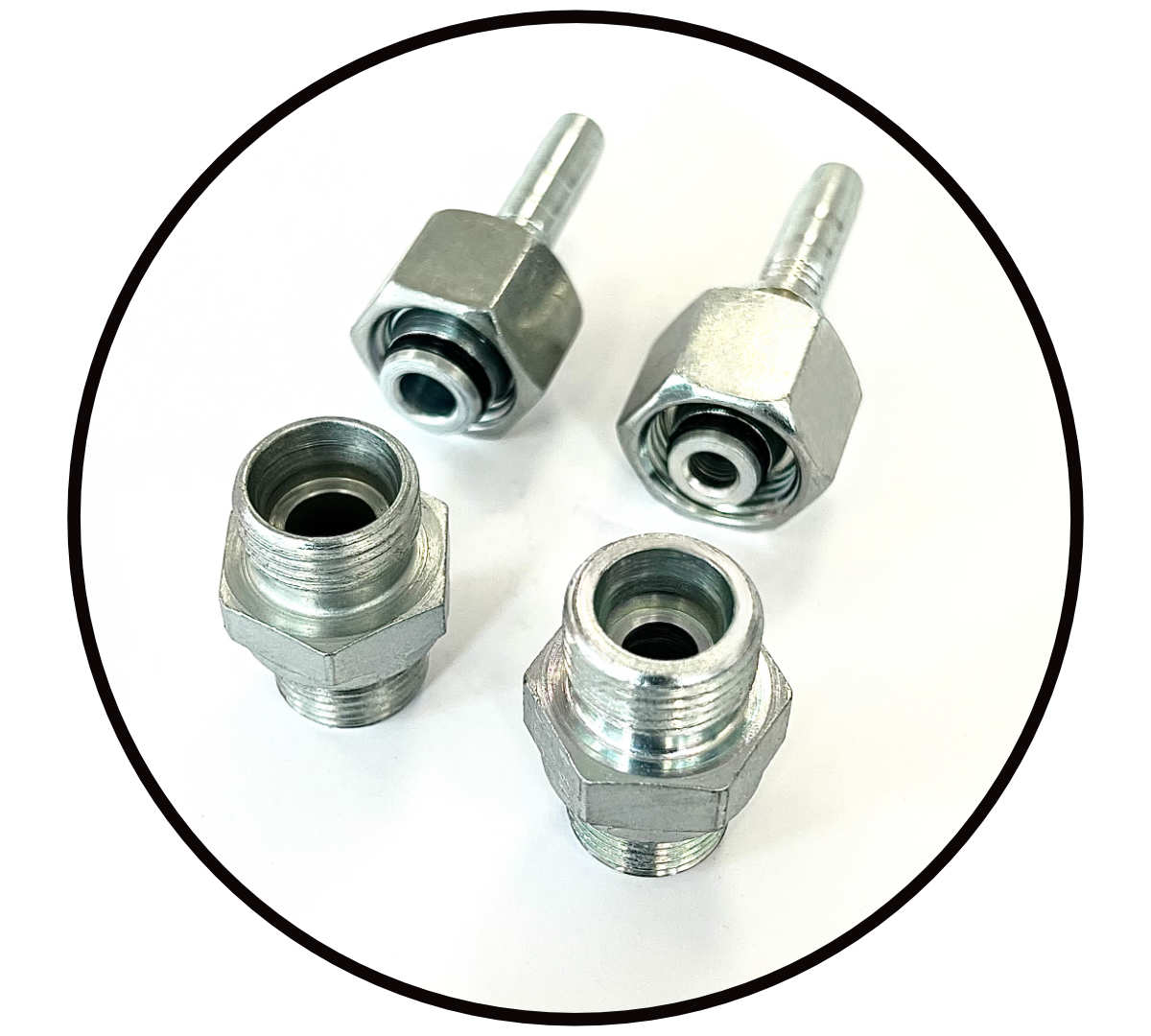 Hydraulikverschraubungen leicht vs. schwer auf einem Bild mit zwei einen Pressnippel mit 24 Grad Dichtkegel