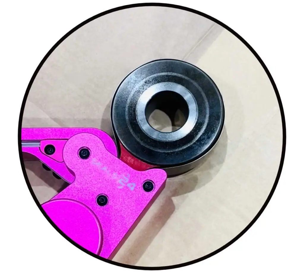 Der Seal Clasper bringt die Kolbendichtung auf Einbaumaß damit das Hydraulikzylinder abdichten funktioniert.