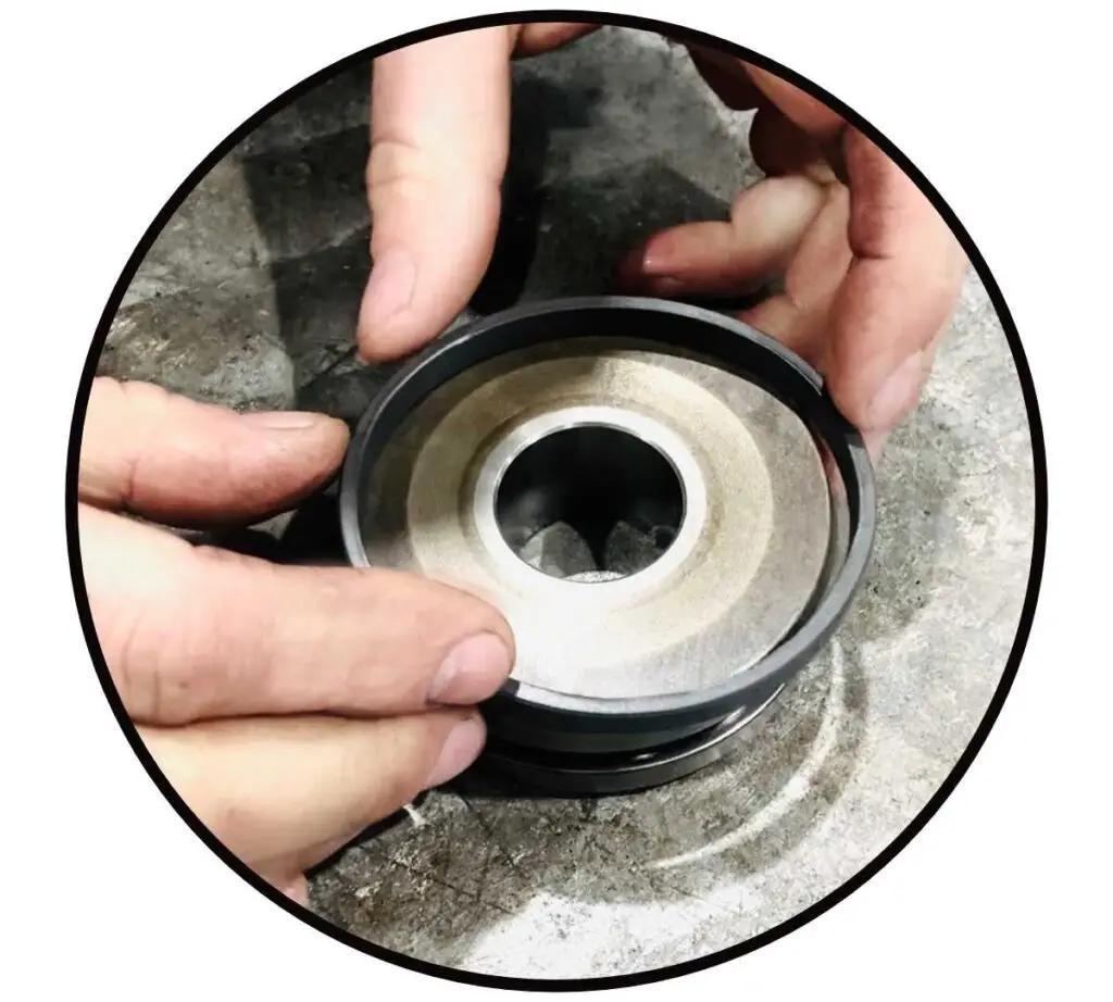 Ausgedehnte PTFE Kolbendichtung vor Einbau und Kalibrierung