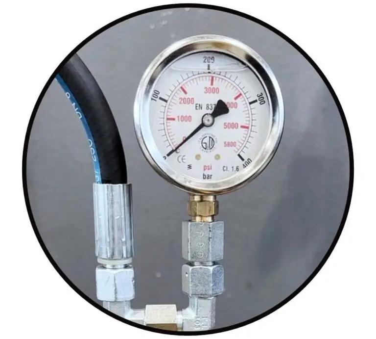 Hydraulik-Messtechnik und kalibriertes Manometer bis 400 bar zum Druckbegrenzungsventil einstellen