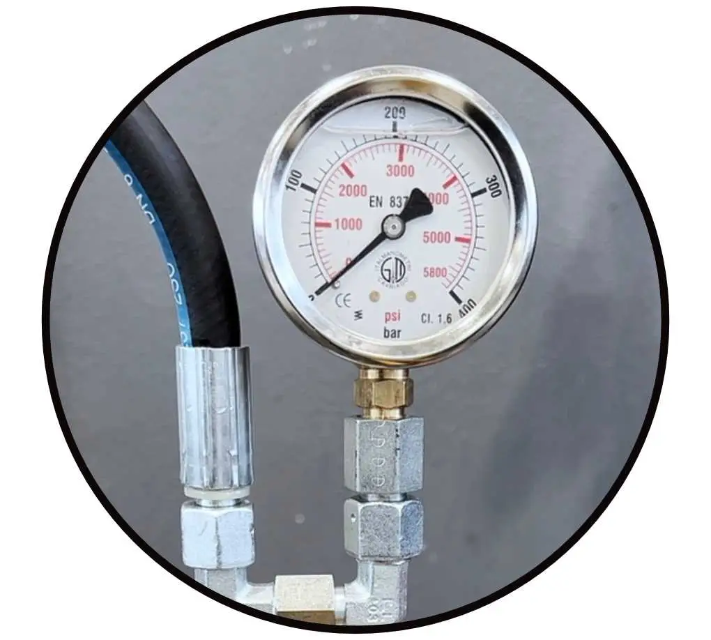 Kalibriertes Hydraulik Manometer mit einer Skala bis 400 bar angeschlossen an eine Hydraulikleitung zum Druckbegrenzungsventil einstellen
